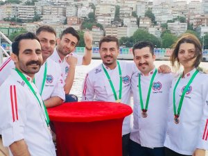 İstanbul’un 5 yıldızlı aşçıları teknede iftarda buluştu