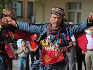 Sideli turizmci, turistlere Anadolu folklorunu 'zeybek’ ile tanıtıyor
