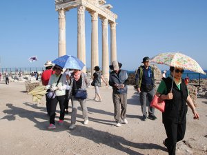 Uzak Doğulu turistler güneşte yanmaktan korkuyor
