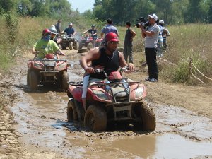 Turistler Quad safari turlarıyla çamurlu yollarda geziyor