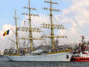 İstanbul'u direklerde selamladılar