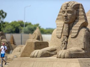 Kum heykellere Orta Doğulu turistler ilgi gösteriyor