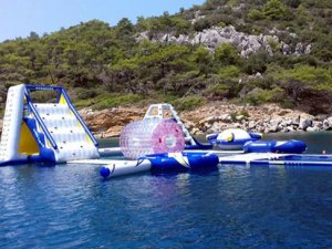 Lüks yata deniz ortasında su parkı kurdular