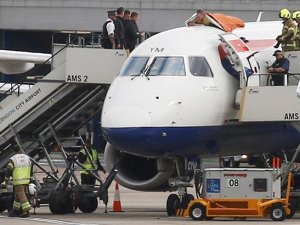 Aktivisti British Airways'a ait uçağın üstüne tırmandı