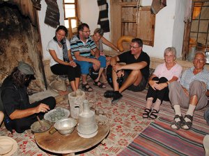 Taşağıllı hanımlar el işlerini turistlere satıyor