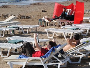 Türkiye soğurken, Side'de turistler deniz keyfi yaşıyor