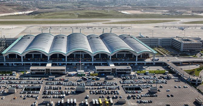 Soğuk doğuda şelaleyi dondurdu