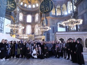 İstanbul valisi Yerlikaya ve eşi kadınlara Ayasofya’yı gezdirdi