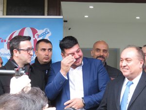 Acente açılışında genç turizmcinin mutluluk gözyaşları