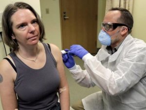 İlk koronavirüs aşısı yapılan kadın: Kendimle gurur duyuyorum 