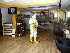 Manavgat'ta berberler, kuaför ve güzellik salonları dezenfekte edildi