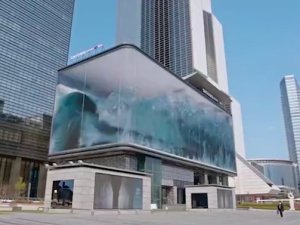 Reklam panosunda dev okyanus dalgaları