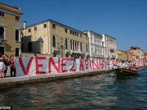 Turizm karşıtı protestocular Venedik'te eylem yaptı
