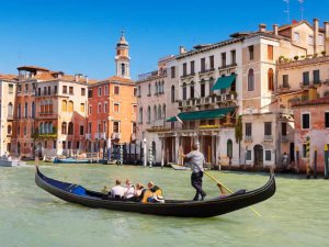 Venedik'te gondollar, "turistler kilolu" diyerek kapasite düşürdü