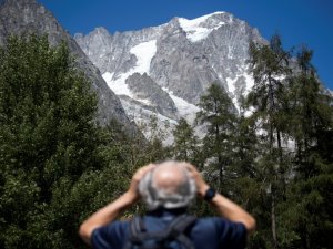 İtalyan tatil köyü Mont Blanc buzu korkusundan tahliye edildi
