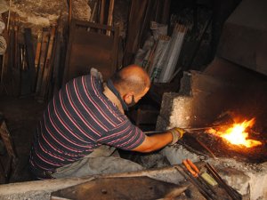 Covıd 19, demircileri, kelle ütülemecisi yaptı