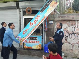 Belediye Arapça tabelaları kaldırdı