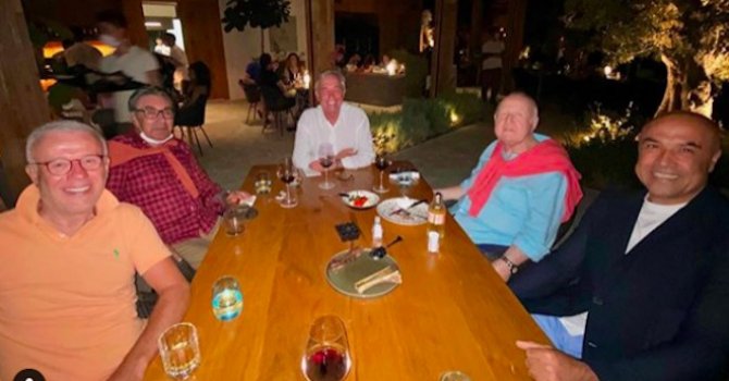 Uçağa yolcu körüğü çarptı