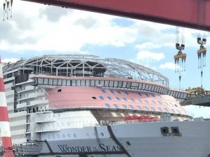 Royal Caribbean'ın en büyük yolcu gemisi suya dokundu