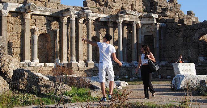 Kraliçe'yi polis ordusu korudu