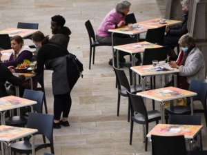 İngiltere'de vakaların üçte biri 'bar ve restoran kaynaklı