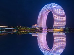 Moon Hotel, gerçek ile hayali buluşturuyor