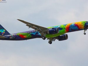 Dünyanın en renkli Embraer uçağı boya reklamı için uçtu