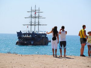 Ruslar Sonbahar'da Antalya'da romantik tatili sevdi