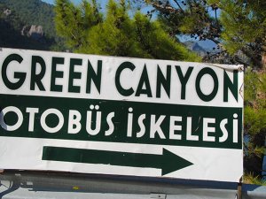 Turistik Green Canyon'u çöp konteynırı kirletiyor