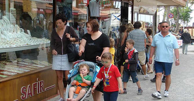 Turist soyan barlara baskın