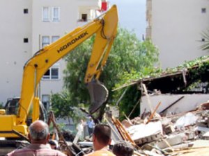 Kentsel dönüşüm için 6 katlı otel yıkıldı