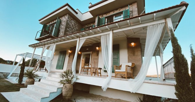 Cunda'nın Panjur Hotel'i misafirlerine huzurlu tatil sunuyor