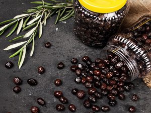 Lezzeti pamuk ipliğine bağlı siyah zeytinler