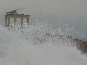 Side Limanı'nda dalga boyu Apollon Tapınağı'na ulaştı