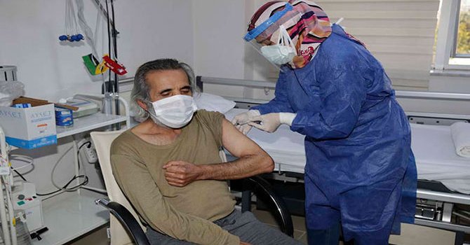 Huzurevinde kalan yaşlılara korona aşısı yapıldı