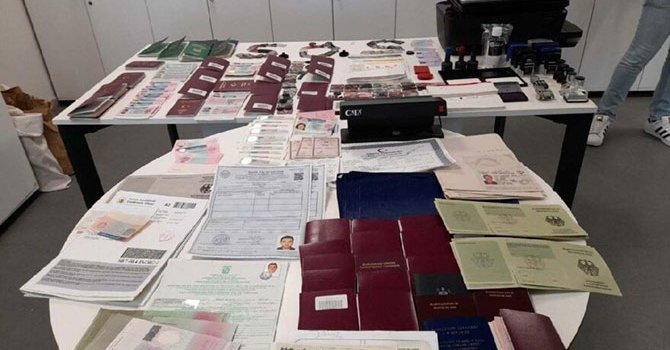 Sahte seyahat belgesi operasyonu! ‘Doktor’ yakalandı…