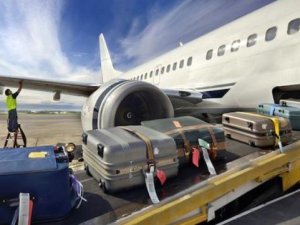 Ek bagaj ücreti ödemeyen 4 arkadaş, 30 kilogram portakalı yedi