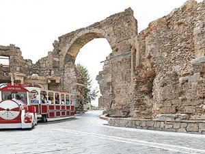 Side’de 50 yıllık kaçak yapılara savaş açıldı