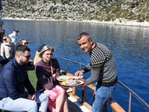 Rus turistler yat turuna çıkıp denize girdiler
