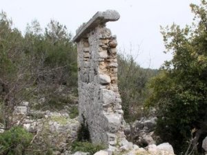 Roma dönemi antik kentte matkap ile defineci talanı