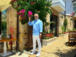 Turistleri begonvillerle kaplı Osmanlı Cumbalı evleri karşılıyor