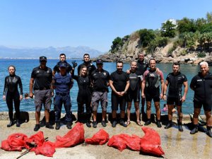 Antalya'da falezlerin dibi dalışlarla temizlendi