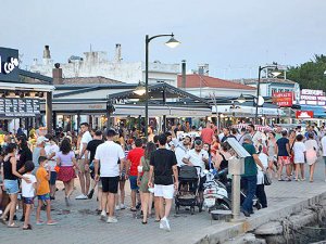 Cunda Adası'nın girişi, kalabalık nedeniyle 4 saat kapatıldı