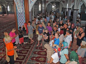 Turistlerin cami ziyaretindeki yoğunluk; Covid 19 hiçe sayıldı