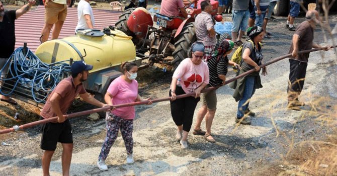 Köyceğiz'de halk ve görevlilerle birlikte yangın seferberliği