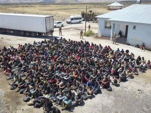 Van’da TIR’ın dorsesinde 300 kaçak göçmen yakalandı