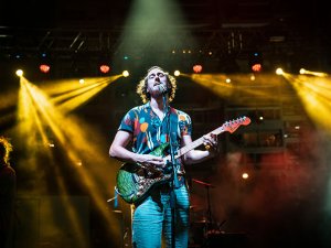 Rus turist otobüsü uçuruma uçtu