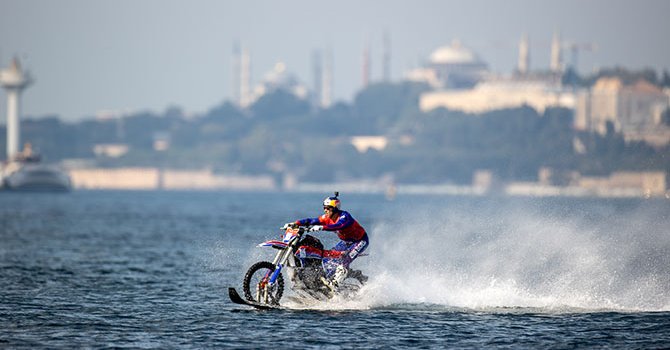 Motokros efsanesi Robbie Maddison, motosikletiyle Boğaz’ı geçti