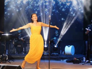 Bodrum'da Şevval Sam konseri izdihama neden oldu.