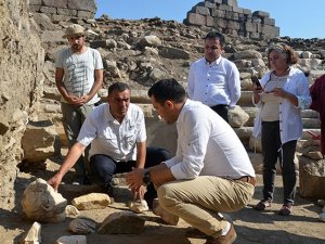 Roma İmparatoru Hadrianus heykelinin parçaları bulundu
